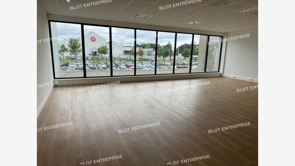 A louer bureaux 1843m² ERP PMR à Nantes Haluchère