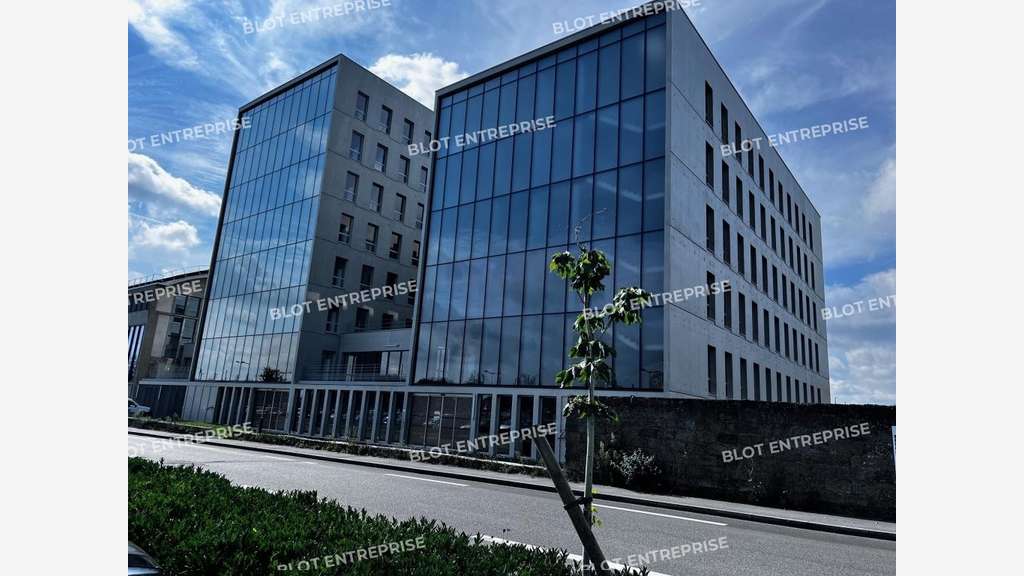 A louer bureaux 1843m² ERP PMR à Nantes Haluchère