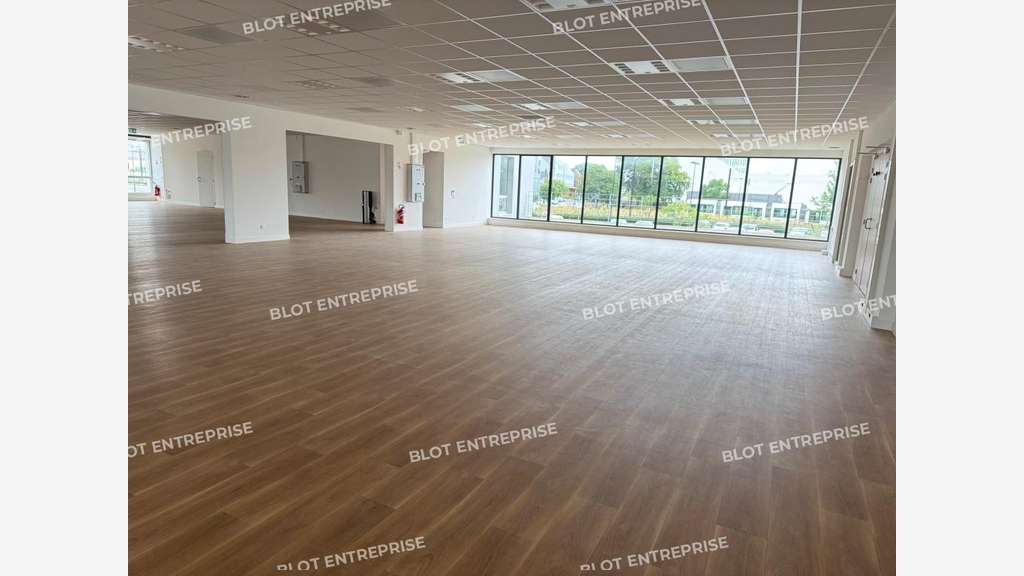 A louer bureaux 1843m² ERP PMR à Nantes Haluchère