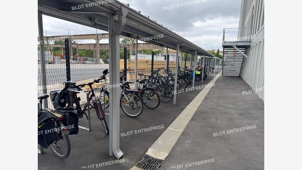 A louer bureaux 1843m² ERP PMR à Nantes Haluchère