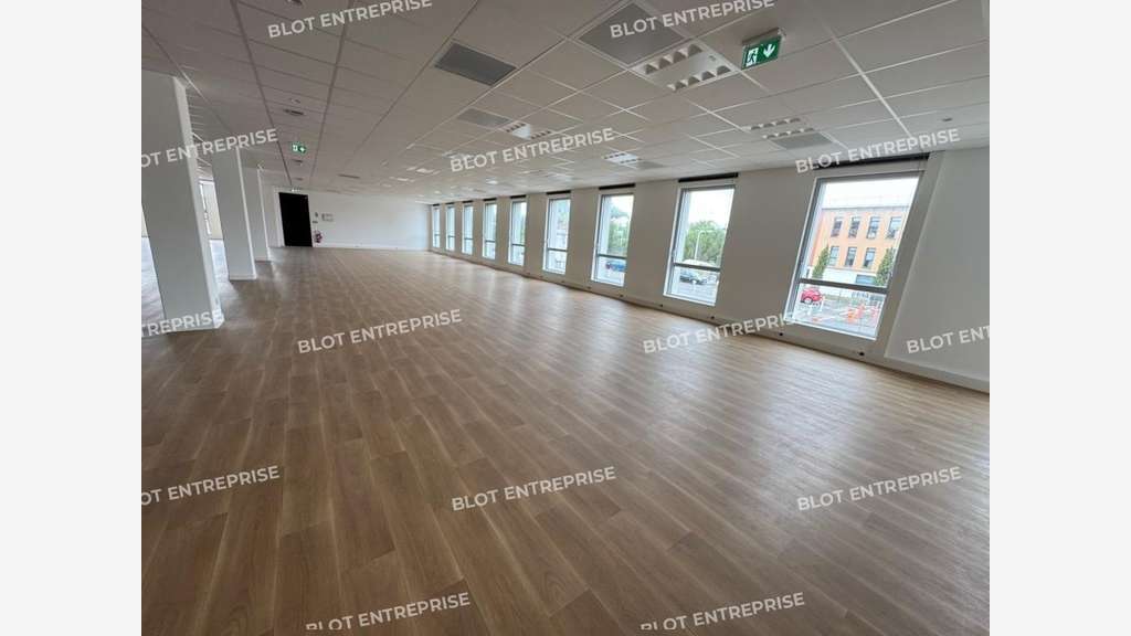 A louer bureaux 1843m² ERP PMR à Nantes Haluchère