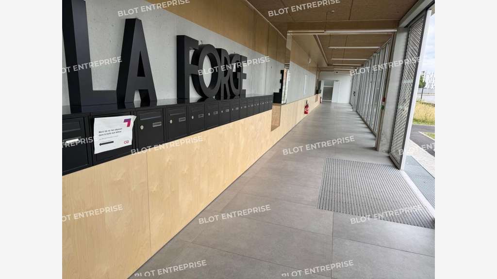 A louer bureaux 1843m² ERP PMR à Nantes Haluchère