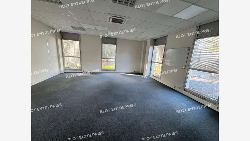 A vendre à louer bureaux 1 200m² Nantes Chantrerie