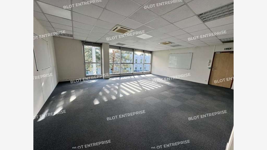 A vendre à louer bureaux 1 200m² Nantes Chantrerie