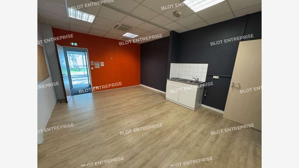 A vendre à louer bureaux 1 200m² Nantes Chantrerie