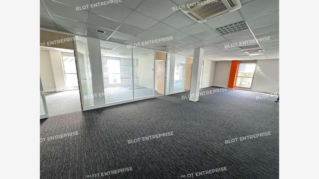 A vendre à louer bureaux 1 200m² Nantes Chantrerie