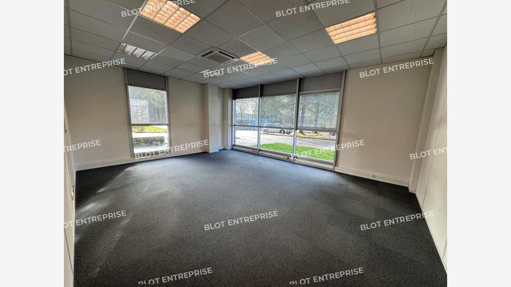 A vendre à louer bureaux 1 200m² Nantes Chantrerie