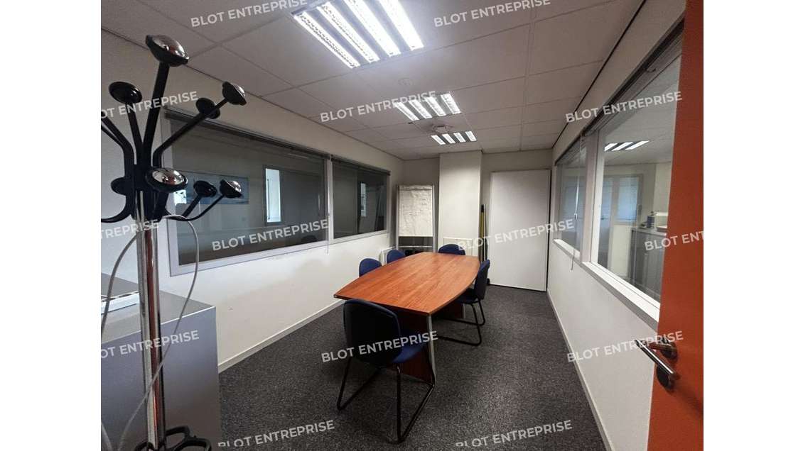 A louer bureaux 392m² pied de Tramway St Herblain