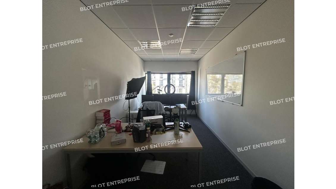 A LOUER - BUREAUX - 241 m² - ST HERBLAIN