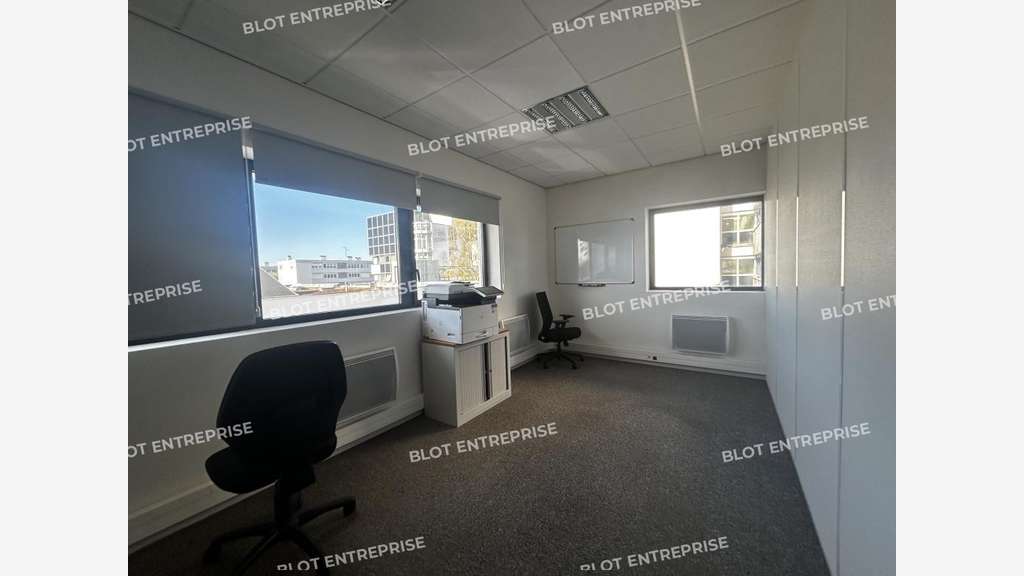 A louer bureaux 151m² pied de tramway St Herblain