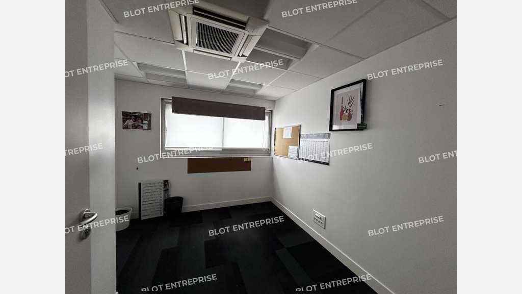 À LOUER - BUREAUX - LOCAUX COMMERCIAUX - 122 M² - 