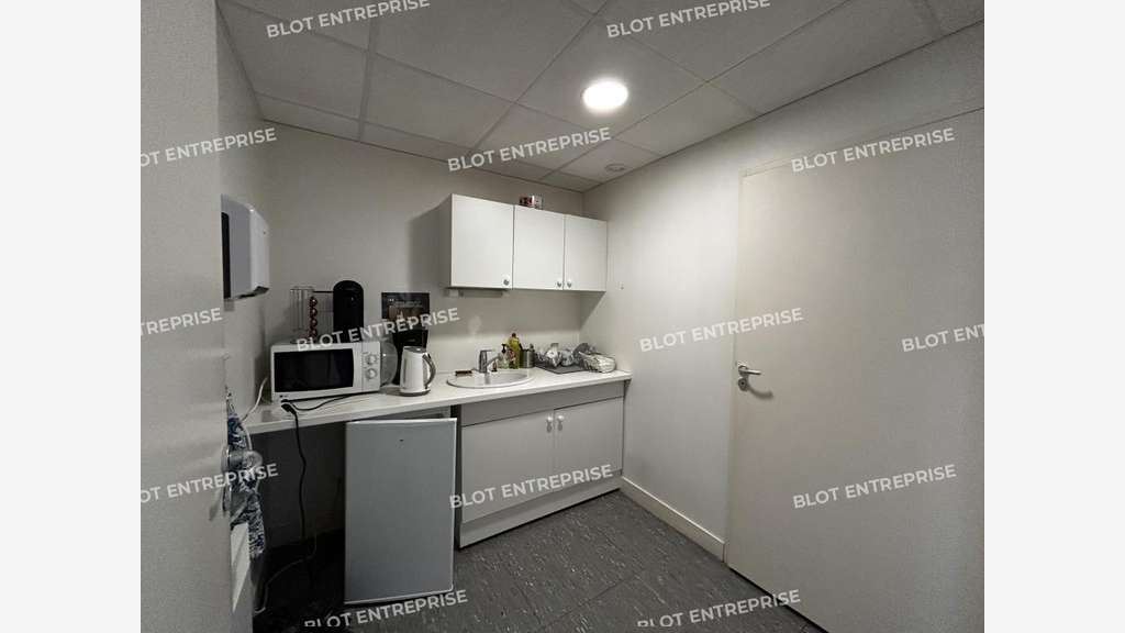 À LOUER - BUREAUX - LOCAUX COMMERCIAUX - 122 M² - 