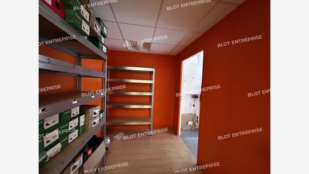À LOUER - BUREAUX - LOCAUX COMMERCIAUX - 122 M² - 