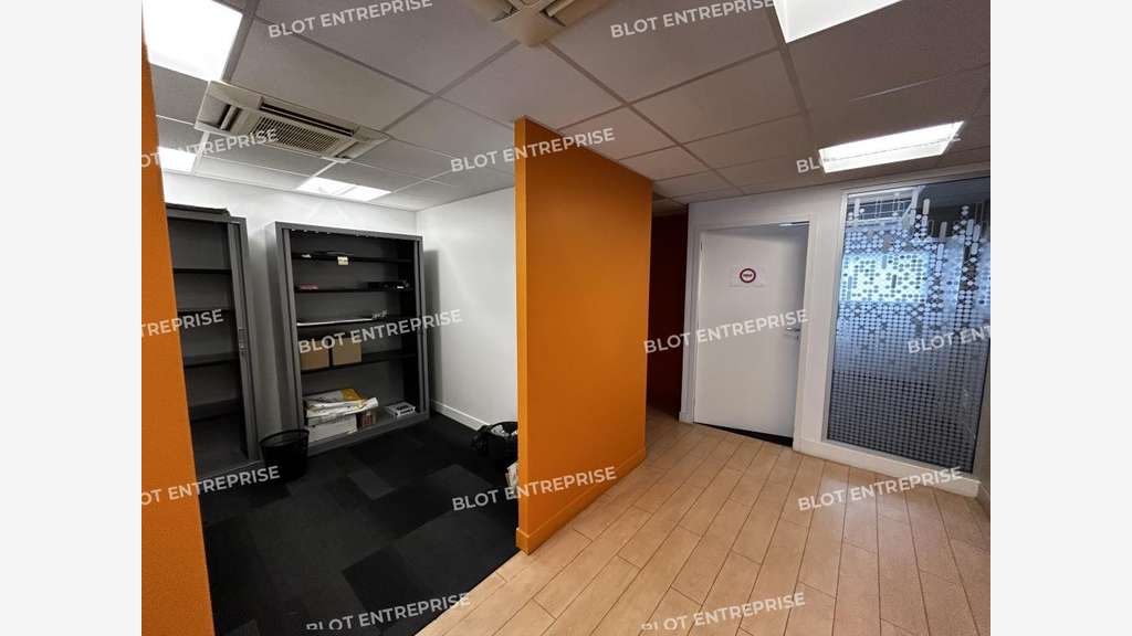 À LOUER - BUREAUX - LOCAUX COMMERCIAUX - 122 M² - 