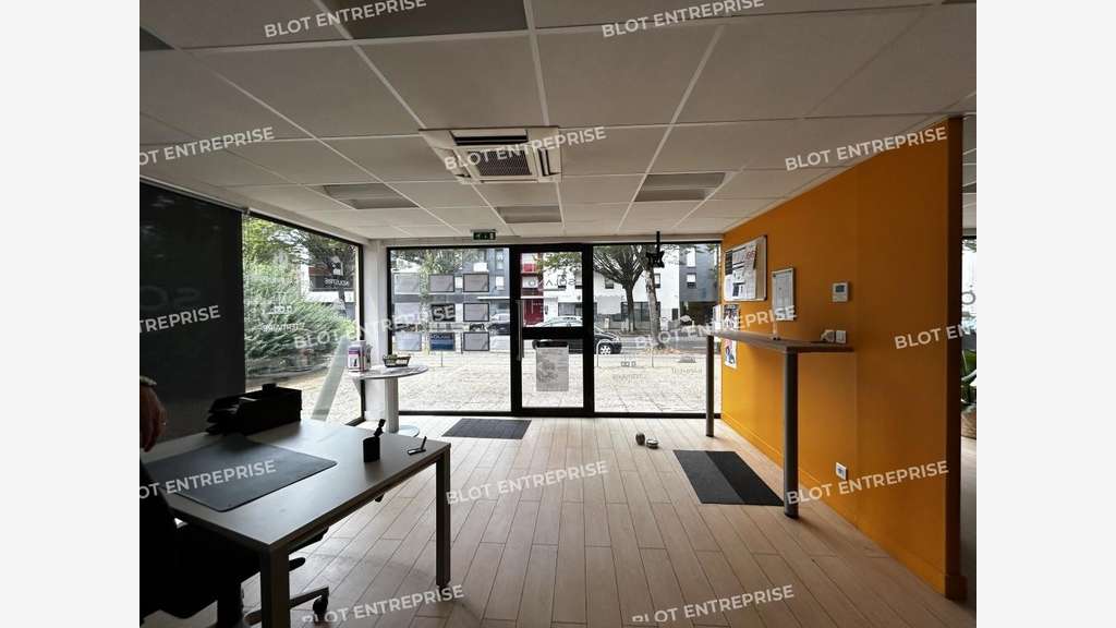 À LOUER - BUREAUX - LOCAUX COMMERCIAUX - 122 M² - 