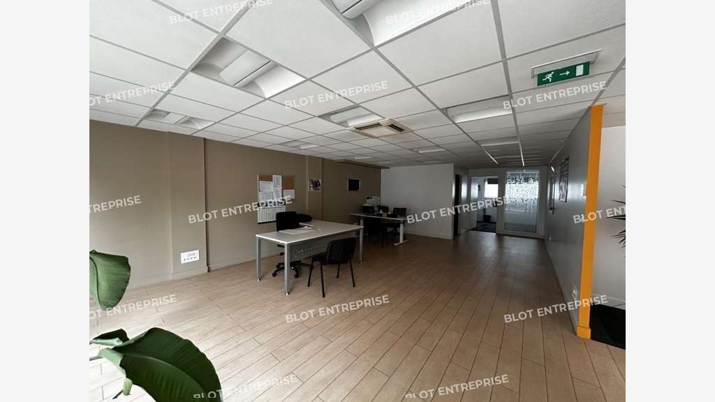 À LOUER - BUREAUX - LOCAUX COMMERCIAUX - 122 M² - 