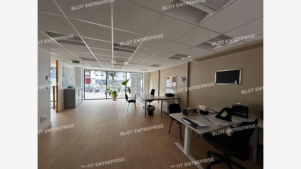 À LOUER - BUREAUX - LOCAUX COMMERCIAUX - 122 M² - 