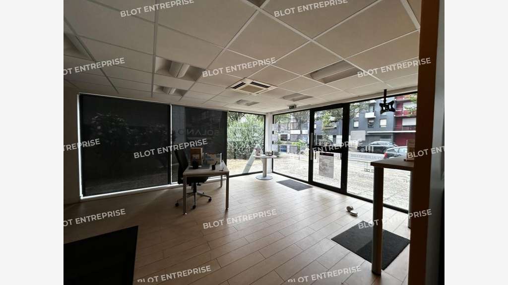À LOUER - BUREAUX - LOCAUX COMMERCIAUX - 122 M² - 