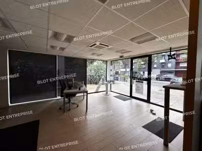 À LOUER - BUREAUX - LOCAUX COMMERCIAUX - 122 M² - 
