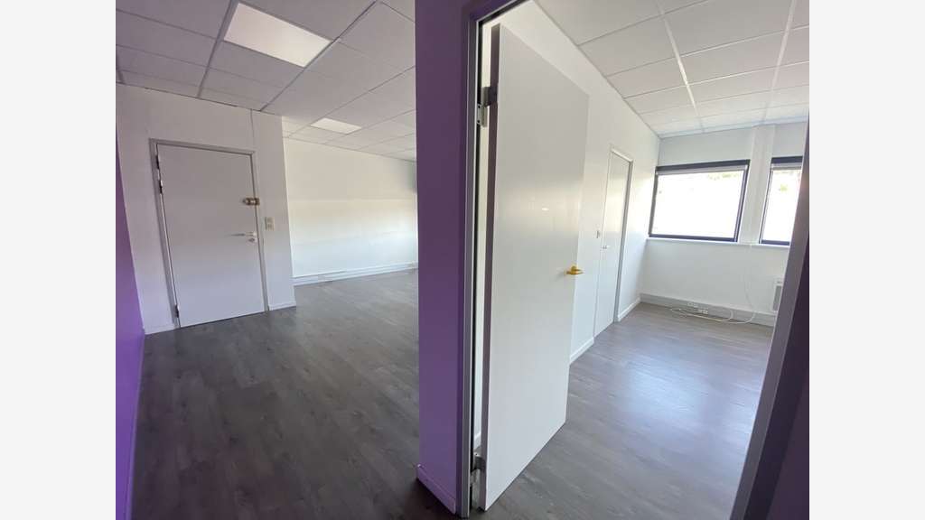 À louer – Bureaux de 45 à 71 m² et un atelier de 5