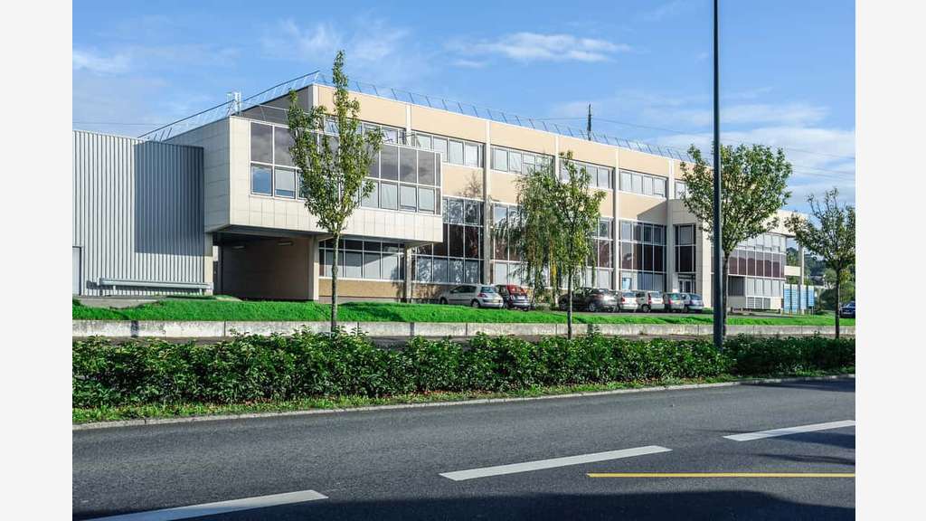 À louer – Bureaux de 45 à 71 m² et un atelier de 5