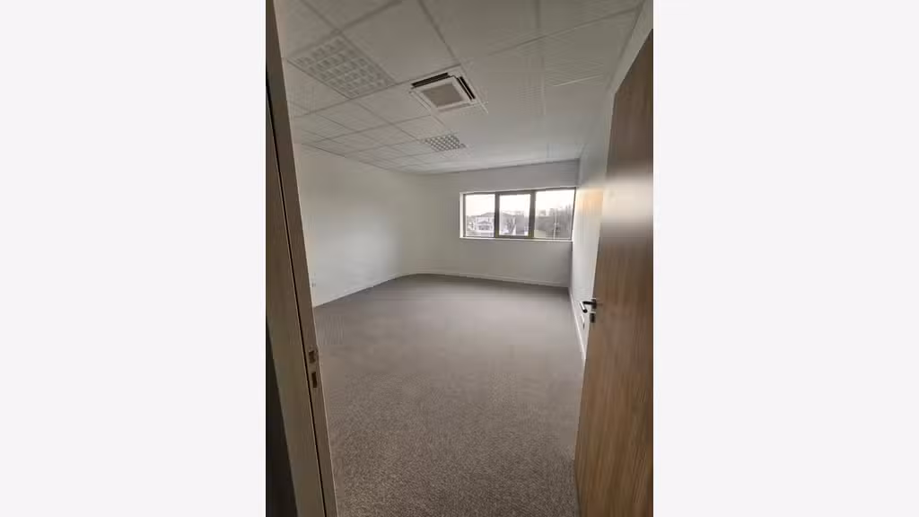 A SAINTES Rive gauche, Bureaux neufs 220 m²