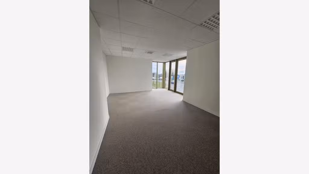 A SAINTES Rive gauche, Bureaux neufs 220 m²