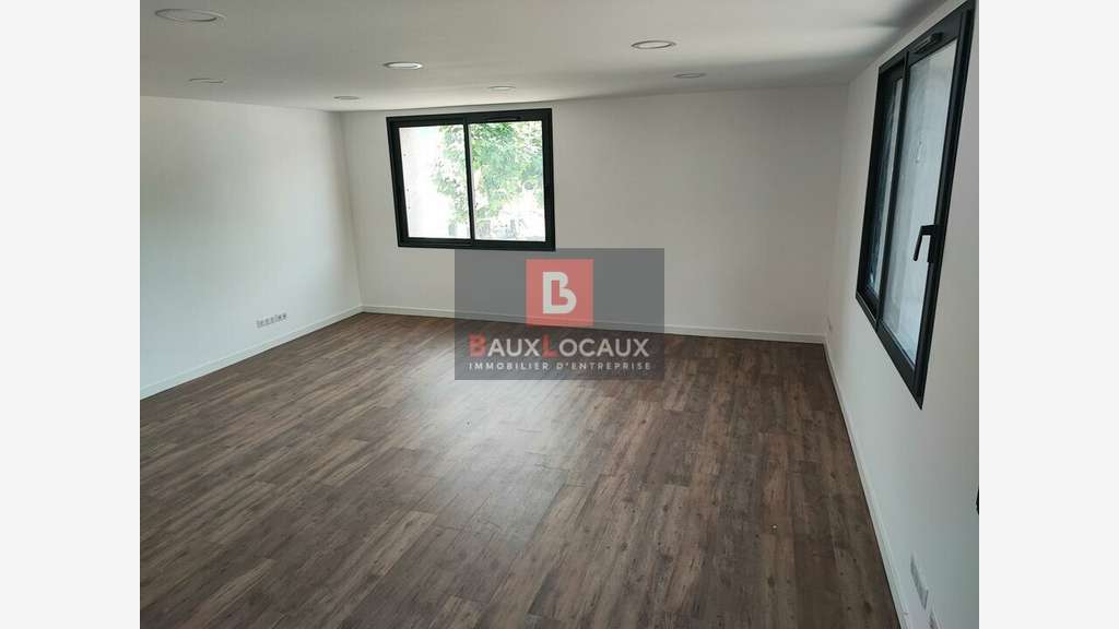 A louer bureaux neufs de qualité 150m² à Sénas