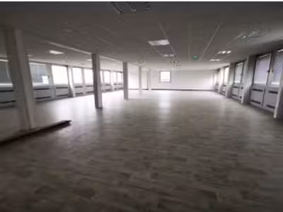 Bureaux de 270 m² à louer à Ne