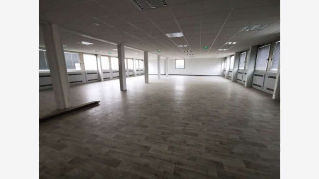 Bureaux de 270m² à louer à Neuville-en-Ferrain