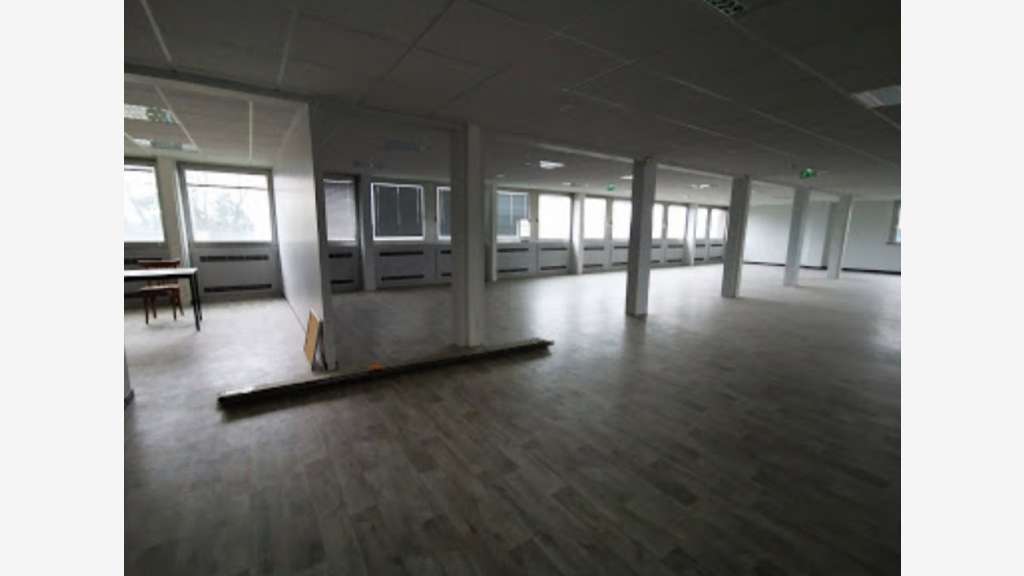 Bureaux de 270m² à louer à Neuville-en-Ferrain