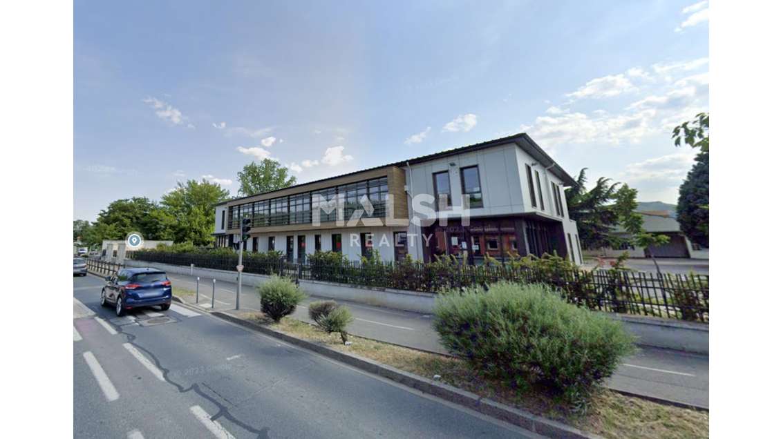 Bureaux de 448m² à louer à Neuville sur Saône