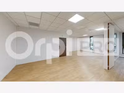 A louer bureaux 214m² à Neuville/Saône Av Carnot 