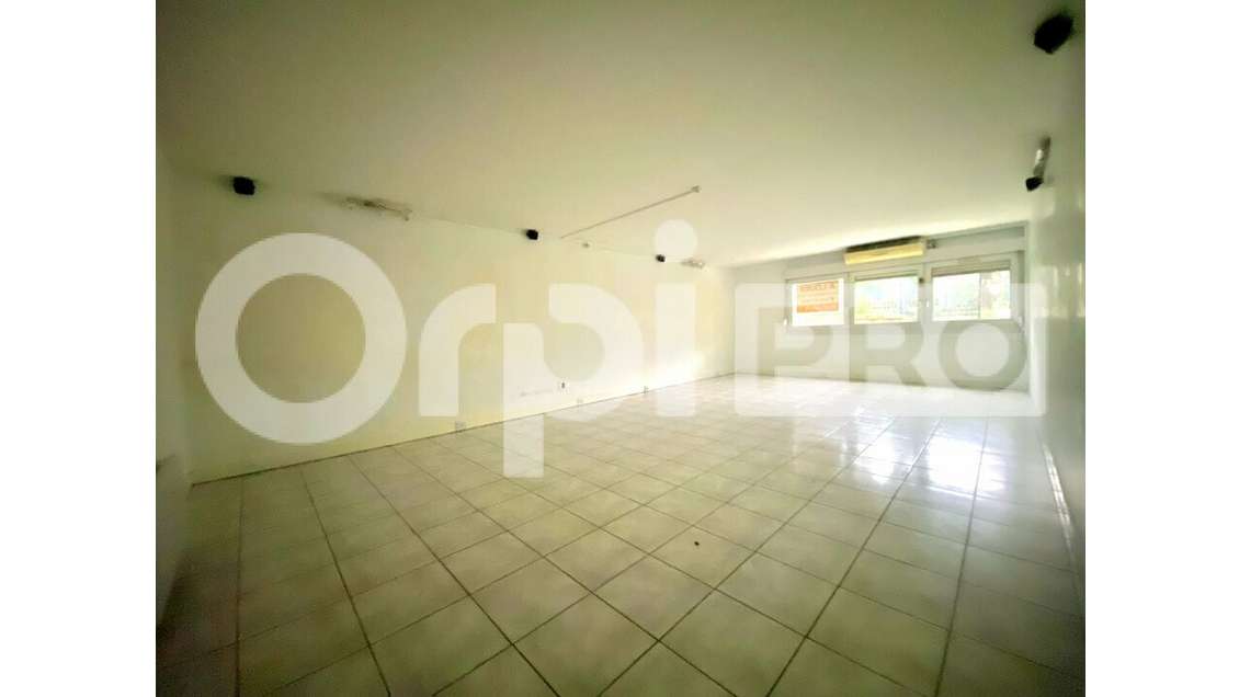 Location bureaux locaux 104m² à Neuville sur Saône