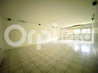 Location bureaux locaux 104m² à Neuville sur Saône