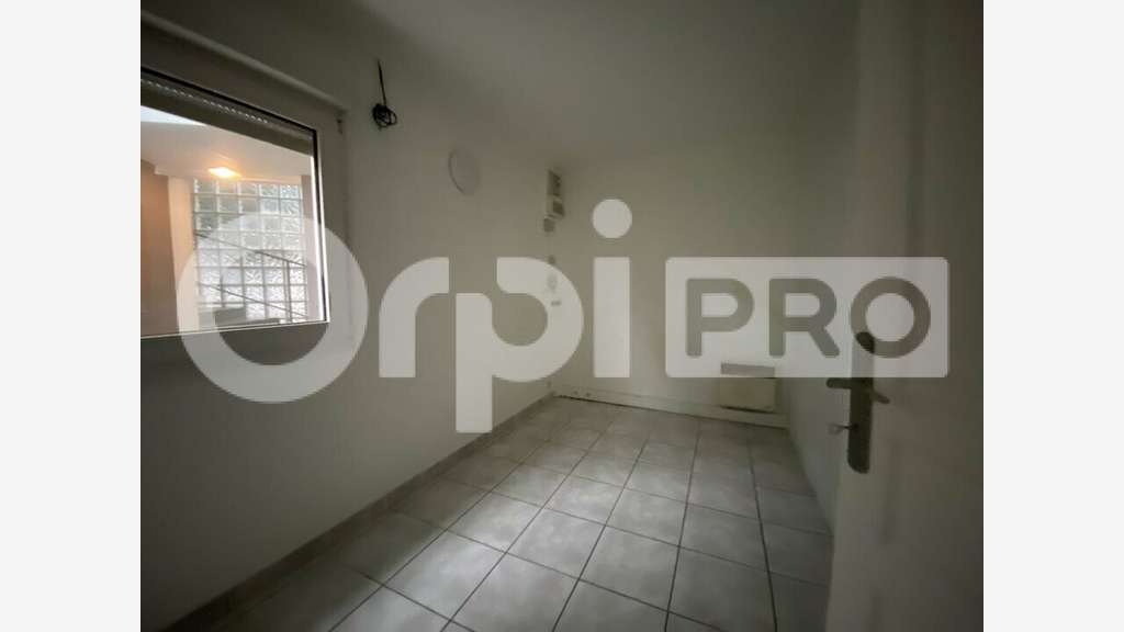 Location bureaux locaux 104m² à Neuville sur Saône