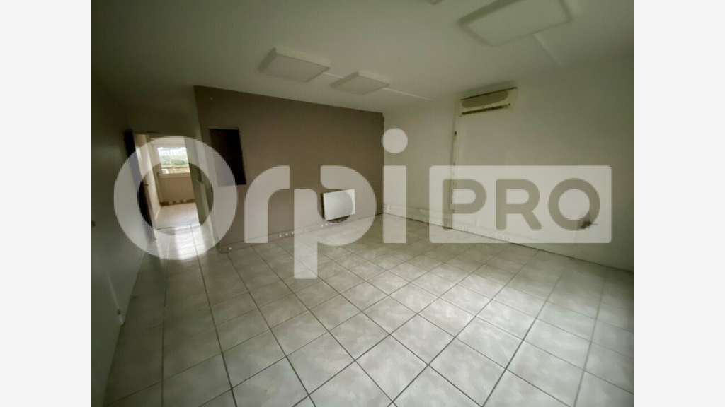 Location bureaux locaux 104m² à Neuville sur Saône