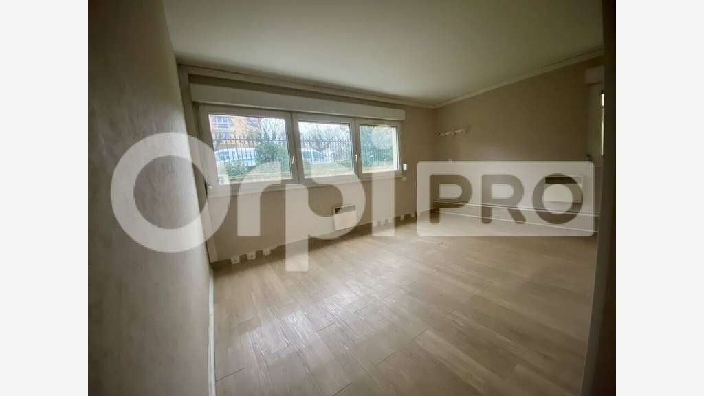 Location bureaux locaux 104m² à Neuville sur Saône