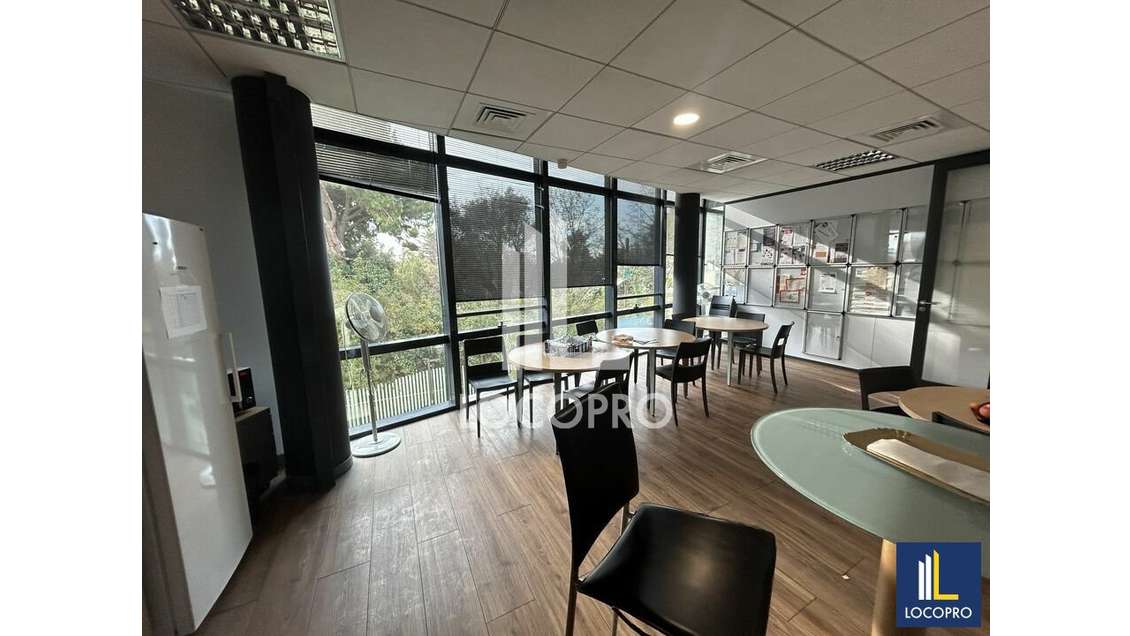 Bureaux à louer 379m² R+1 à Nice Arénas