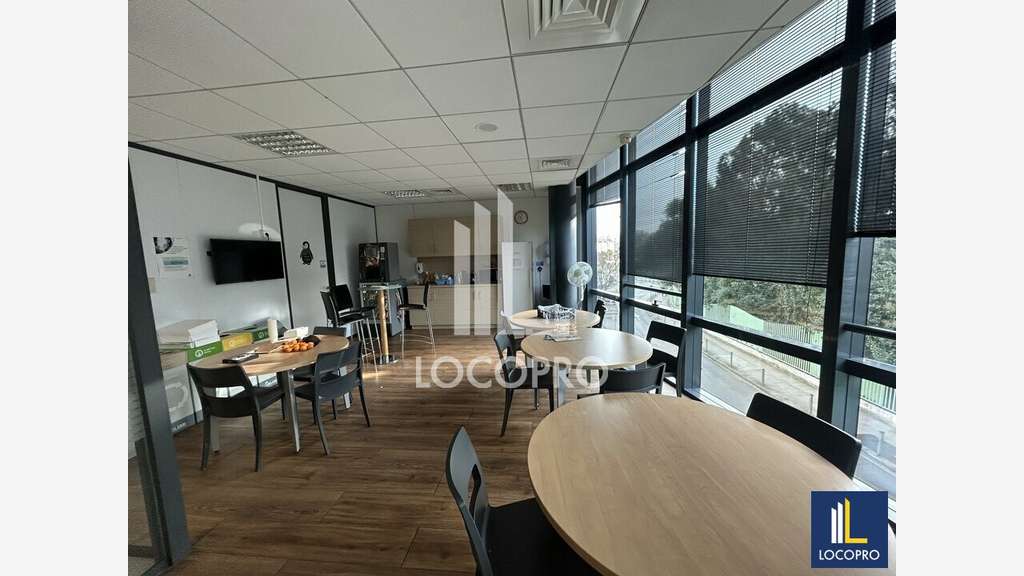 Bureaux à louer 379m² R+1 à Nice Arénas