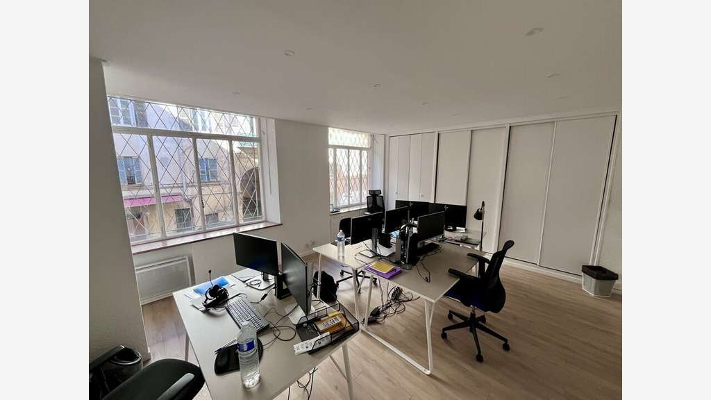A louer bureaux lumineux de 110m² à Nice le port