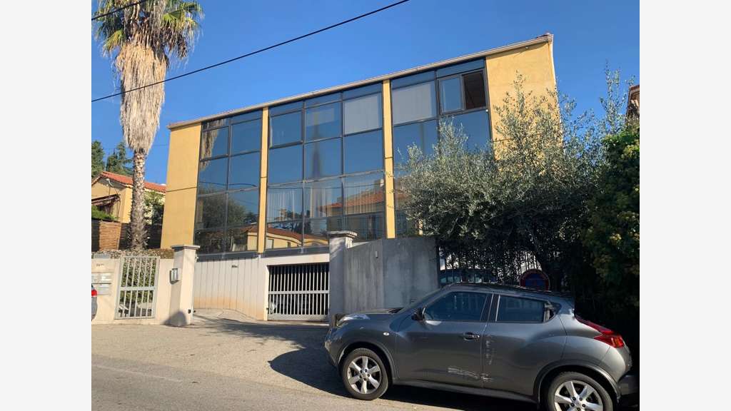 A louer bureaux 70m² + 4 parkings à Nice Lanterne