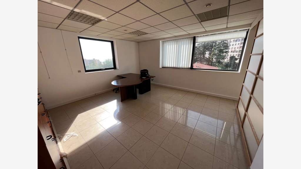 A louer bureaux 70m² + 4 parkings à Nice Lanterne
