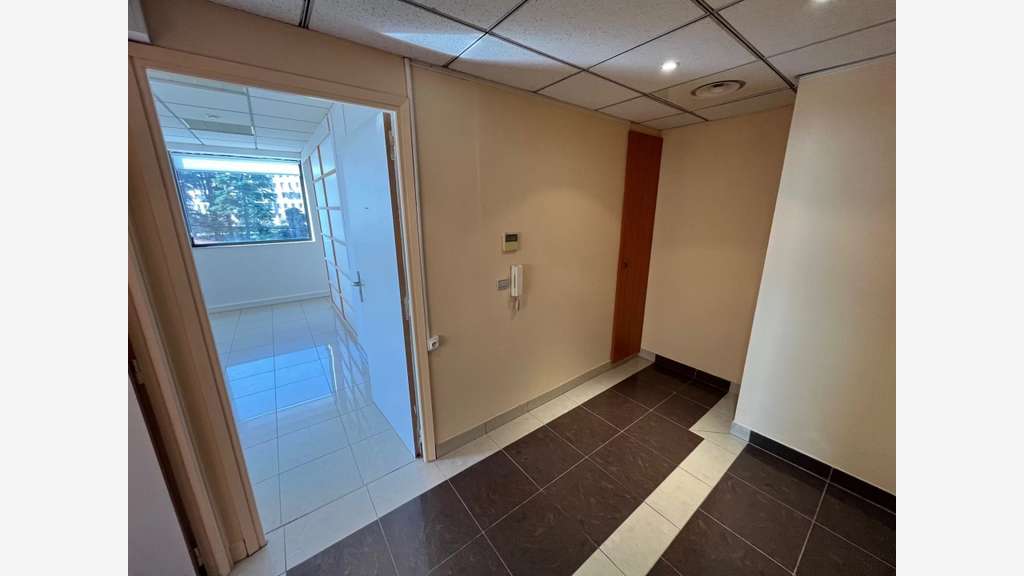 A louer bureaux 70m² + 4 parkings à Nice Lanterne