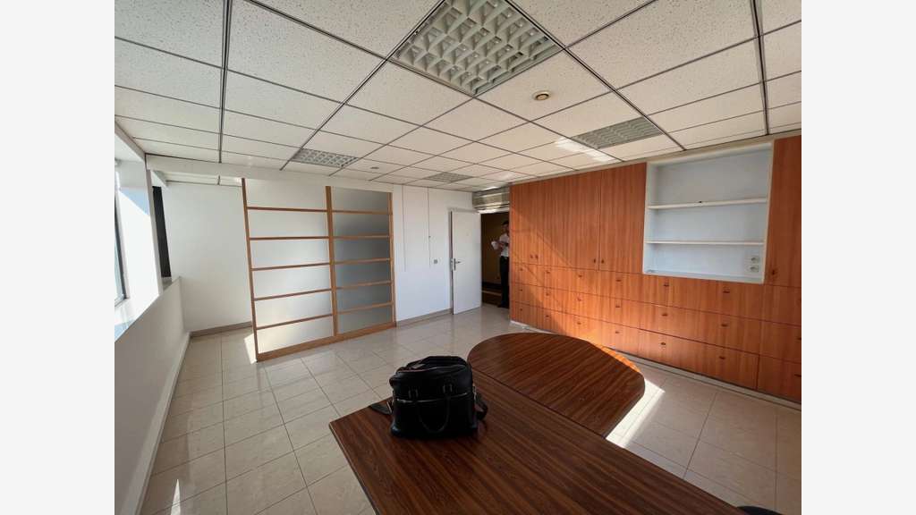 A louer bureaux 70m² + 4 parkings à Nice Lanterne