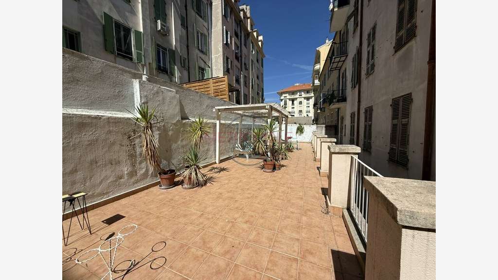 Local professionnel de 170m² à louer à Nice centre