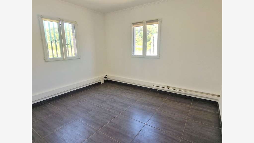A louer bureaux 150m² terrain de 2 000m² à Nice