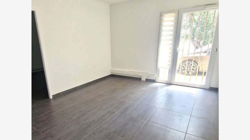 A louer bureaux 150m² terrain de 2 000m² à Nice