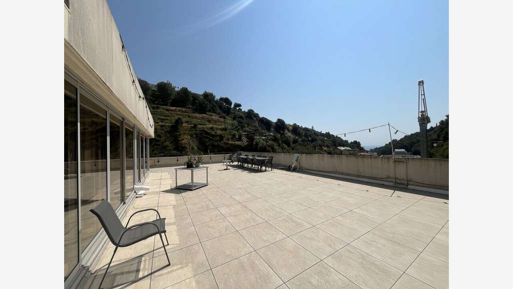 A louer bureaux 437m² à Nice Canta Galet