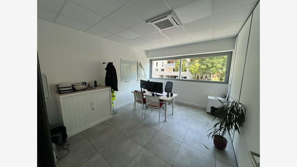 A louer bureaux 217m² R+1à Nice Canta Galet